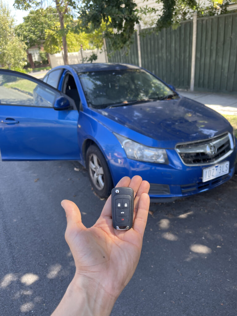 locksmith Derrimut cutting and programming car key on-site