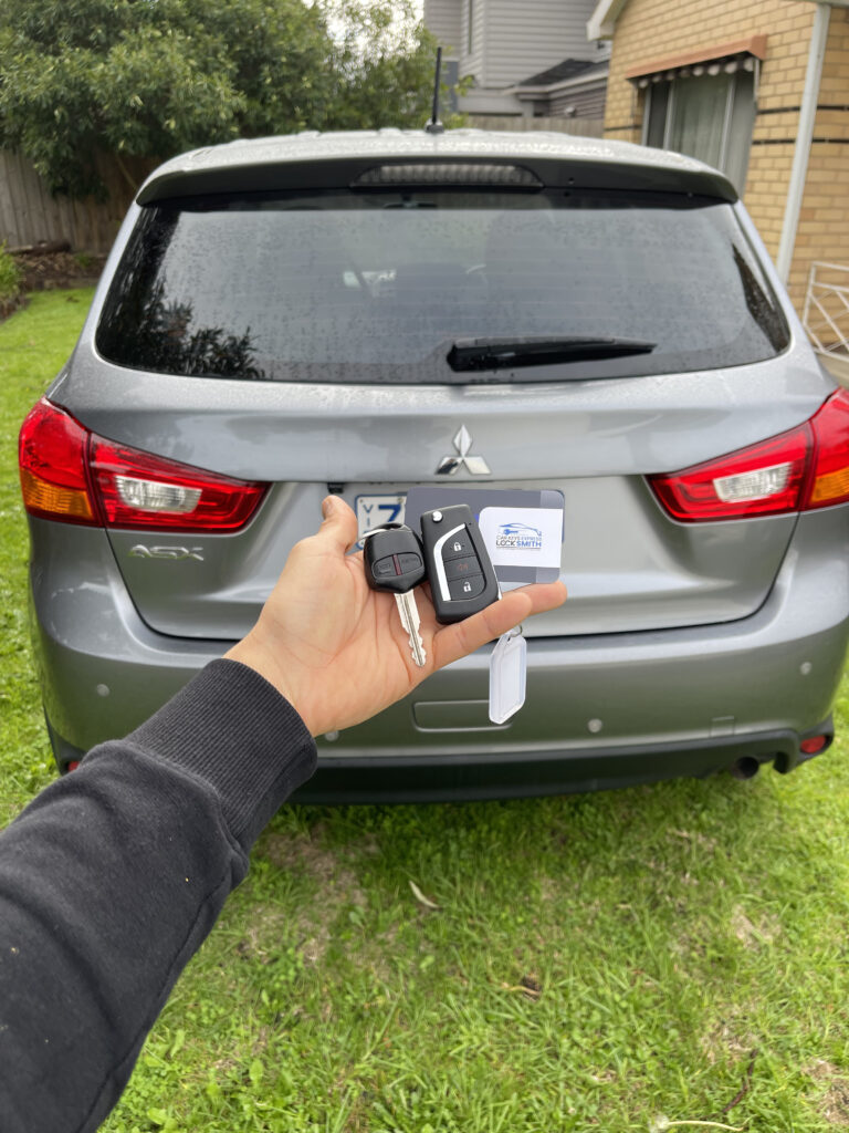 locksmith Sunshine providing on-site car key service